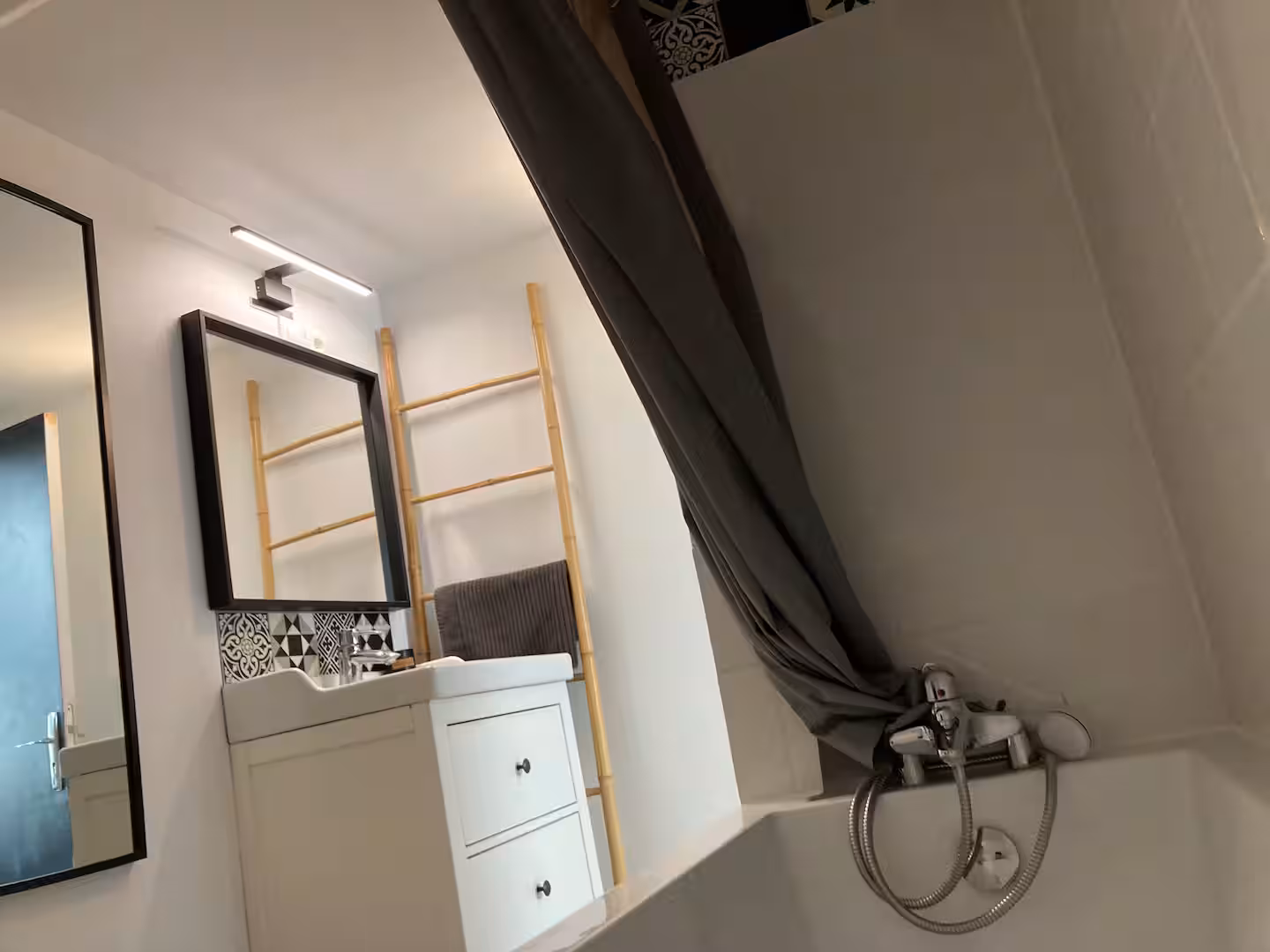 Salle de bain avec baignoire